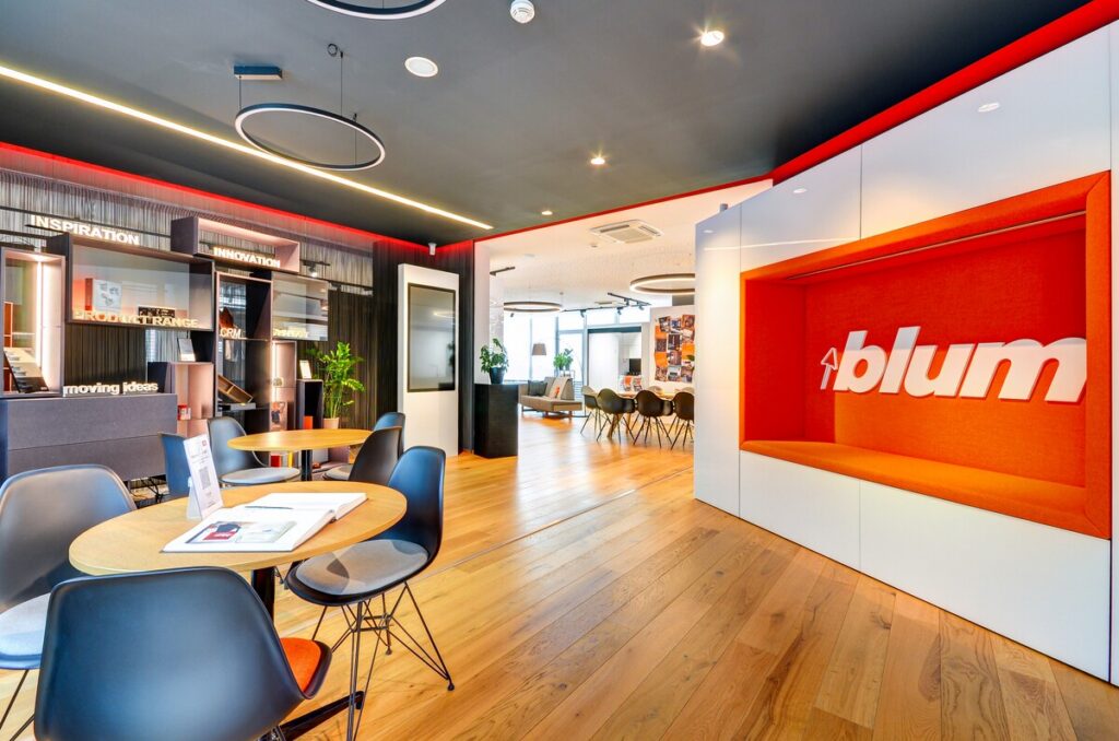 Recepcia showroomu Blum s oranžovými akcentmi